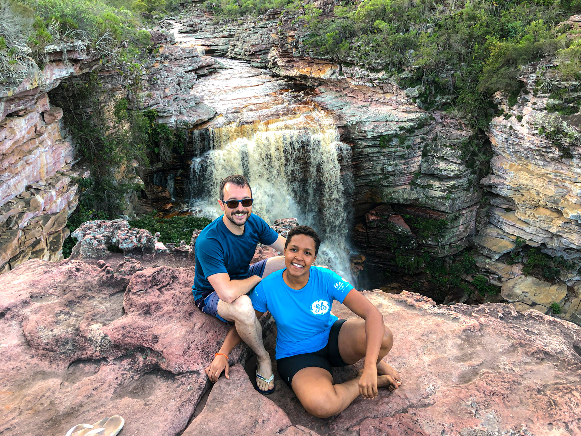 Casal em frente a cachoeira do Buracão