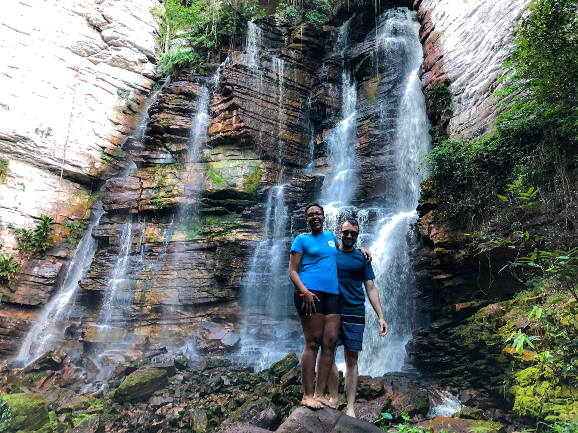 Casal na cachoeira do recanto verde