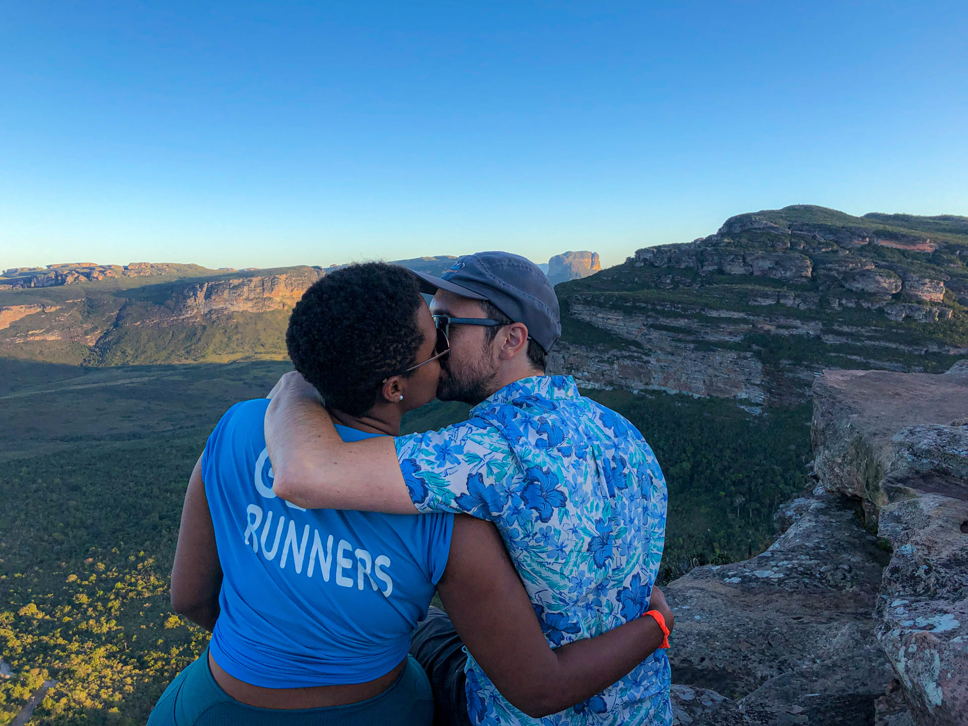 Casal se beijando no Pai Inácio