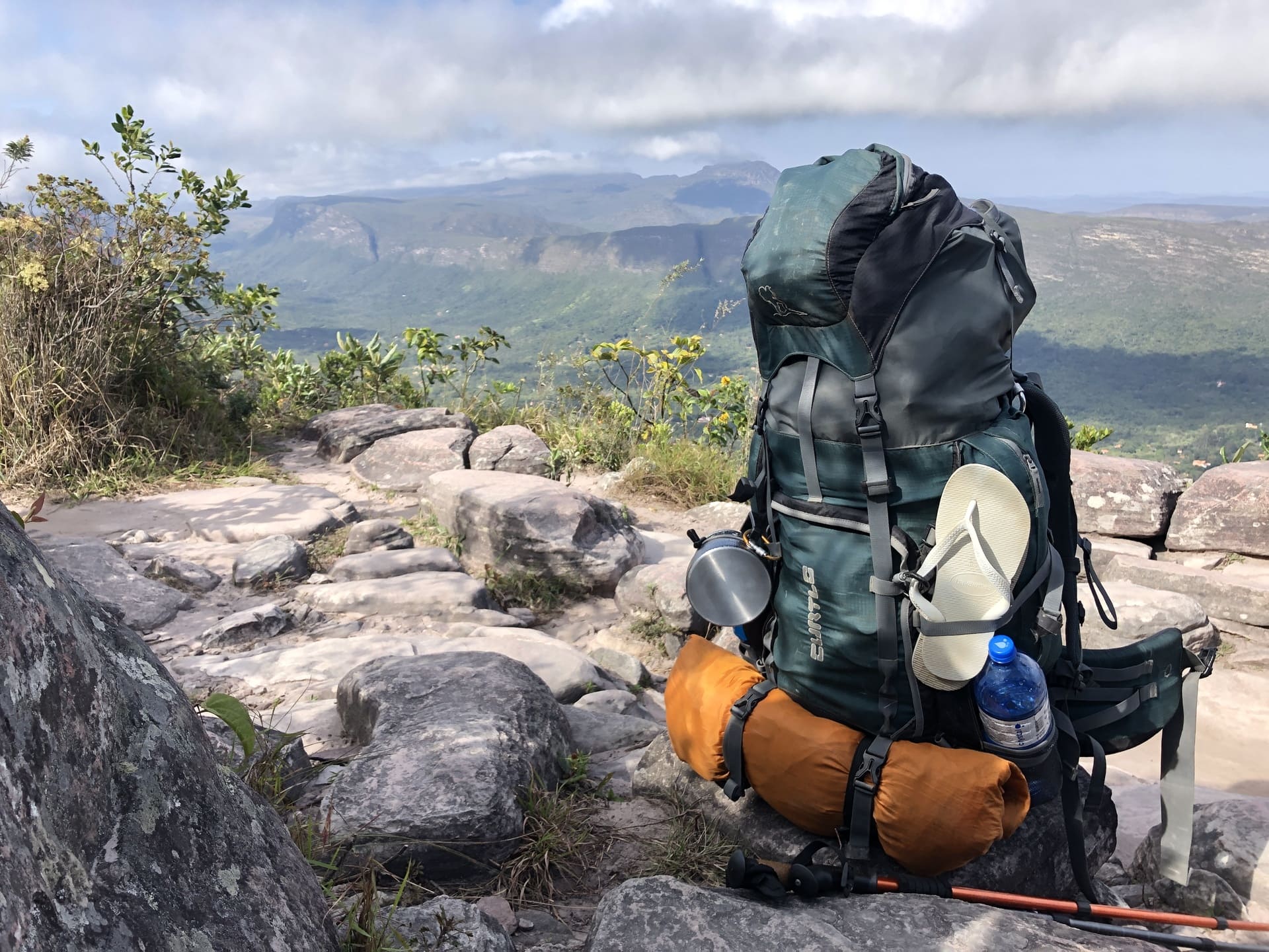 Mochila carregada repousada em mirante do Capão