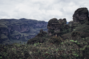 Escarpas rochosas da serra do macaco